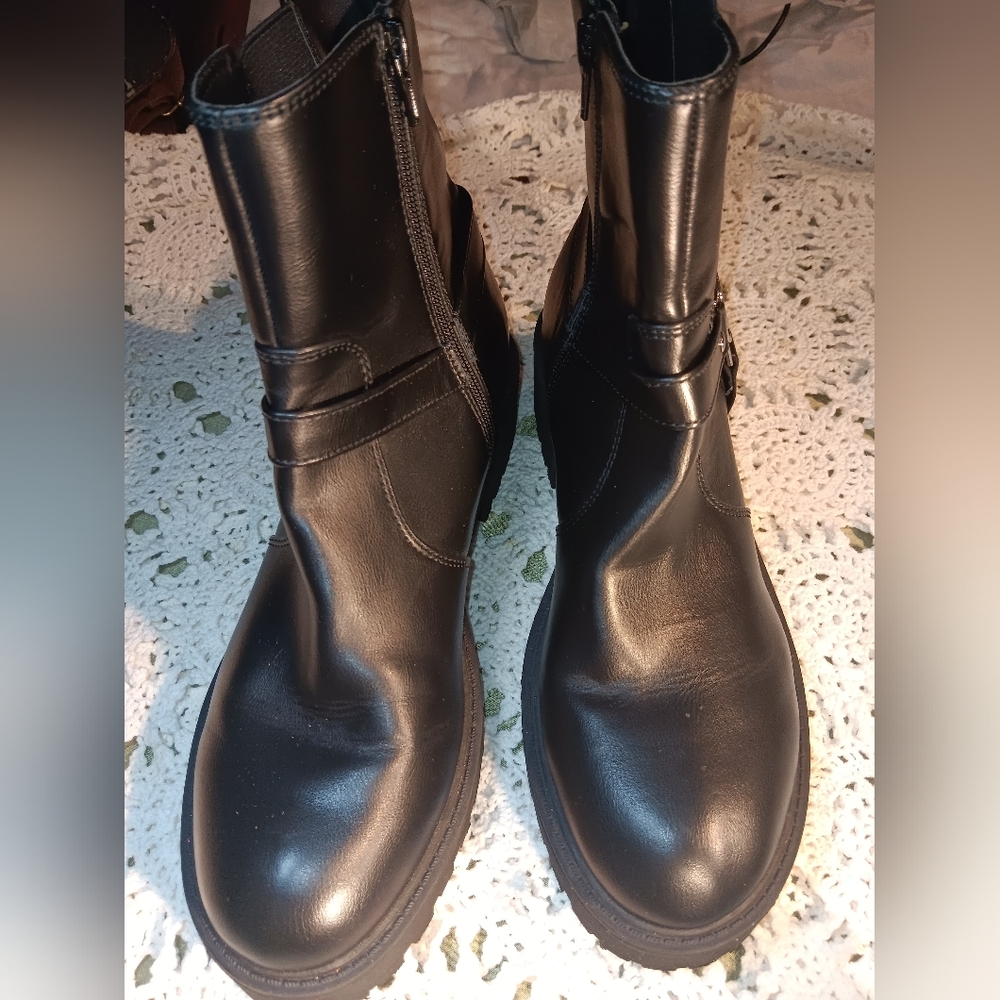 Woman Black Leather Boots